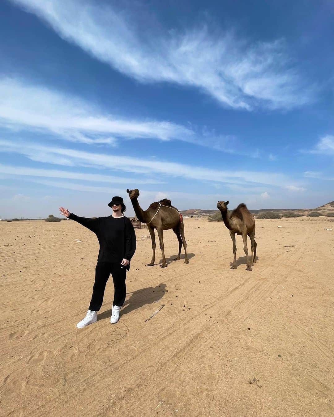 Yamatoさんのインスタグラム写真 - (YamatoInstagram)「Walking in the desert of Jeddah with camels🐪」6月10日 22時41分 - yamatodj