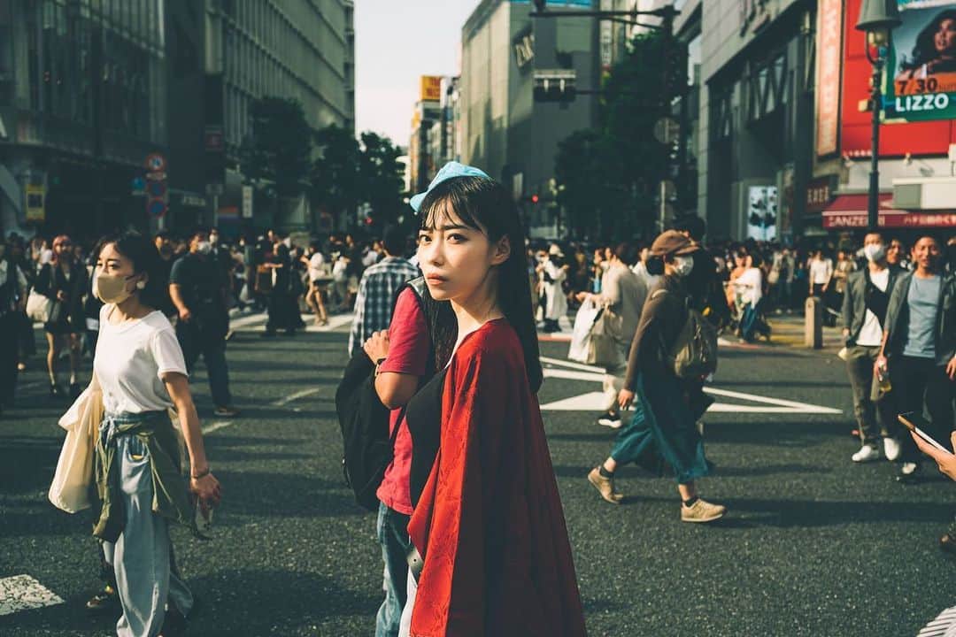石塚朱莉のインスタグラム：「TOKYO CITY...  photo📷 @fujigraphy___   #tokyo #shibuya  #kimono #haori  #streetphotography」
