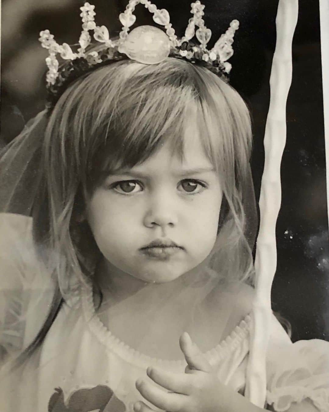 リサ・リナのインスタグラム：「@delilahbelle 25 years ago today you were born and our world changed magically forever! 😍 25 years ago we were watching the NBA playoffs, the mockingbirds were singing like crazy outside the window, and my doctor had said “You’ll know when you’re going into labor because it will be so painful you will drop to your knees” Well I dropped to my knees and off we went to the hospital, 24 hours later you were born, you fought hard to come into this world! We are so proud of you! We love you so much. We love you to the moon and back. I hope this year brings you everything your heart desires you deserve to have it all!! We love you so so so so MUCH!  Happy Birthday @delilahbelle !!!!! #firstborn #birthdaygirl 🎂🎉🎊✨🩷🪩💃🏻😘😇♊️」