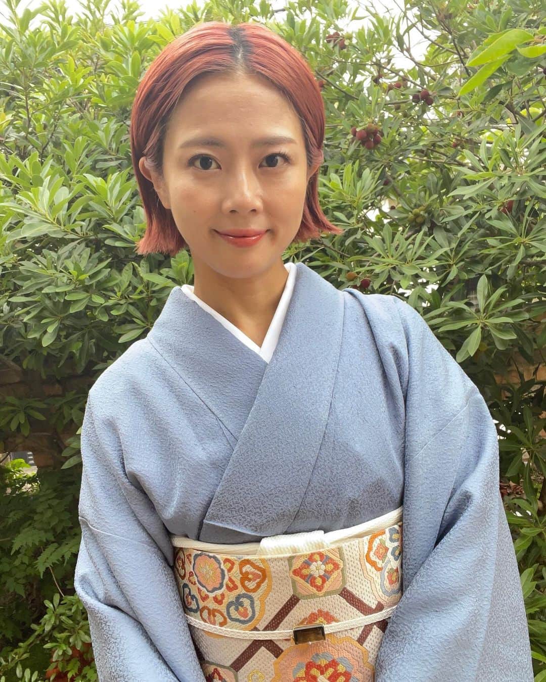 のインスタグラム：「. ワガコに自分で選ぶことの素敵さ大切さを感じて欲しいなら(一つ前の投稿)  私も自分で選んでる姿を見せなくてはね^_^  赤い髪に合わせて シンプルかつ上品なお着物と (光の加減で青っぽさが消えてしまってますが 実際は濃い青なんです)  華やかな帯とそれを引き立たせる帯揚げを選びました。 とにかく帯に一目惚れ。  お着物やのオーナーの方のセンスにも惚れ惚れ。  帯留は私が迷ってたらワガコが選んでくれて(^◇^;)  私がいいなと思ってたのとは違ったけど付けてみたら最高に素敵でね。  自分で選ぶことも大切だけど 人の意見に耳を傾けることも大切だなぁと実感。 (どっちやねん！どっちもやねん！)  それでも結局のところ  誰かにどう思われるかより 自分が心地いいもの　 幸せになれるものを 選んでいきたいな^_^  お着物だけじゃなくてね。  #着物#帯#帯揚げ#kimono @kimono_nakaya  #着物レンタル たくさんある母の着物もいつか着たいな。」