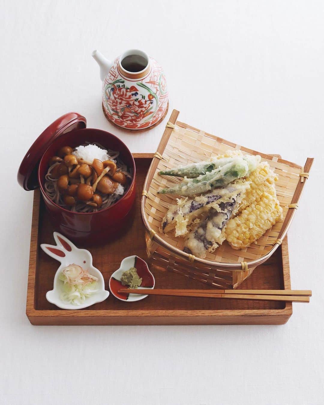 樋口正樹さんのインスタグラム写真 - (樋口正樹Instagram)「Izumo soba . ちょっと良いことがあったので、 お昼にトウモロコシとオクラと ナスの天ぷらをサクッと揚げて、 本田くんちの出雲そばを茹でて なめこおろしと山菜の割り子で🍻 . 朱色の漆器に赤絵の有田の器は お祝いするのに良い組み合わせ。 幾つか持ってるととっても便利🤗 . 今日の徳利や小皿は有田焼きの まるぶんさんで選んだものです。 あんまり器関連のアカウントは 収集癖くすぐられるので注意し 見ないように気をつけてますが、 こちら👉@aritayaki_marubun . ちなみに万暦赤絵の蓋付の器が 次に欲しくていくつか見積り中🤔 . . #出雲そば #出雲蕎麦 #本田商店 #山菜そば #なめこそば #天ぷら蕎麦 #万暦 #赤絵 #有田焼 #まるぶん #アリタセラ #器のある暮らし #器好き #aritayaki #marubun #izumosoba」6月10日 13時52分 - higuccini