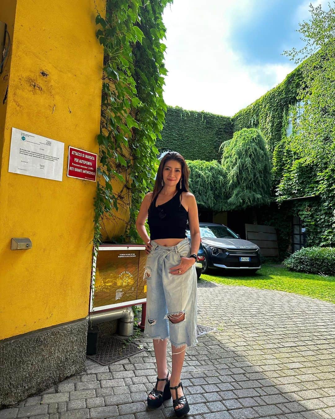 Taki Tanakaのインスタグラム：「#ootd #outfitoftheday #outfit  #milan  tops #N21 pants #mm6 shoes #saintlaurent  earrings #lanvin bag #hermes  #良いもの好きなものを長く愛そう   太陽と緑に包まれて。幸せな午後。 ステラマッカートニーのショールームにて。  #izastagram」