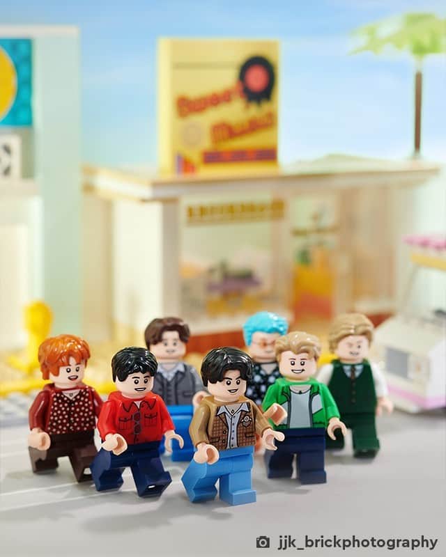 LEGOさんのインスタグラム写真 - (LEGOInstagram)「Come meet your favorite popstars from @bts.bighitofficial 🙌    📸 @maelickinthenorth and @jjk_brickphotography from @stuckinplastic  #LEGO #AFOL #ToyPhotography #BTS」6月10日 14時00分 - lego