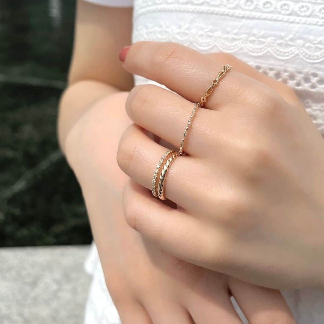nojess_officialさんのインスタグラム写真 - (nojess_officialInstagram)「【2023 Summer Collection】 どんなコーディネートにも合わせやすいベーシックダイヤリング。 重ね着けはもちろん、華奢ながら1本でも満足できるデザインリング。  #nojess #accessories #jewelry #ring #pierce #necklace #ノジェス #アクセサリー #ジュエリー #リング #ピアス #ネックレス #マイノジェス #ギフト #プレゼント #ご褒美ジュエリー #華奢ジュエリー #ジュエリーコーディネート #ダイヤモンド #ゴールドジュエリー」6月10日 20時00分 - nojess_official
