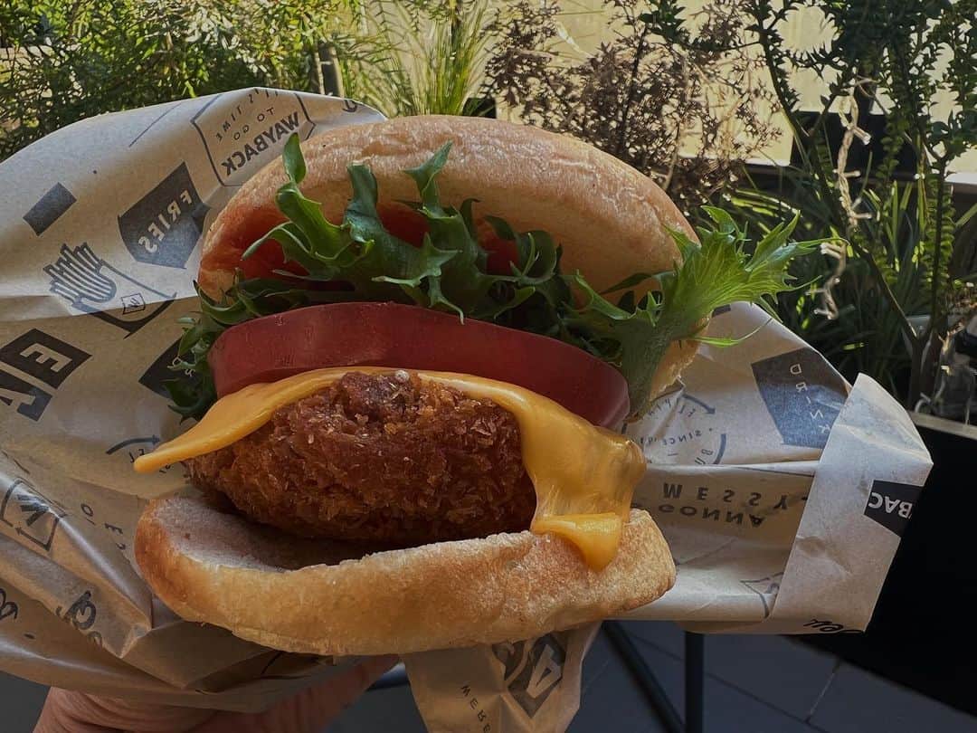 日下裕江のインスタグラム：「先日のWAYBACK BURGERSのバーガーが美味しすぎてPost🍔  トッピングは自由にカスタマイズ👍  レタス、トマト、チーズはマスト❣️  ソースはマスタードとケチャップ✨  メインを鳥肉と迷ったけど、 フィッシュに🐟  バンズ柔らかくて めちゃ旨だった😋💕  また違うのカスタマイズして食べたいな〜🤤✨  #waybackburgers #バーガー #自由にトッピング #自由にカスタマイズ #美味しいバーガー」