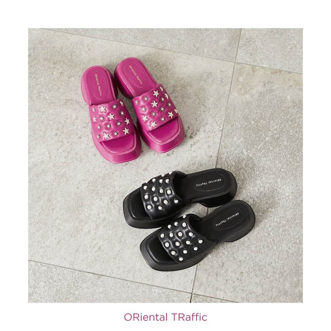 orientaltrafficのインスタグラム：「・ 【NEW ARRIVAL】 ⁡ ⁡ ■パデットモチーフフレアミュールサンダル/31256 ¥9,500 ⁡ 〈ORiental TRaffic〉 インパクト抜群のパデットサンダルは、立体感のあるパールが上品ながらもクールなブラックと、キラキラとしたストーンが埋め込まれた星のパーツが輝くマゼンタピンクの2色展開。 ⁡ heel : 5.5cm color : BLACK,PINK SIZE : S〜LL⁡  ⁡ #orientaltraffic#オリエンタルトラフィック #ortr#ortr2023ss#靴#shoes#新作#pumps#パンプス#sandals#サンダル#2023SS#2023ss#トレンド#preorder#ootd#fashion#new#newarrival#newin#apparel#コーディネート#LOOK#look#パデット#パデットサンダル#ミュール#mule#厚底サンダル#厚底」