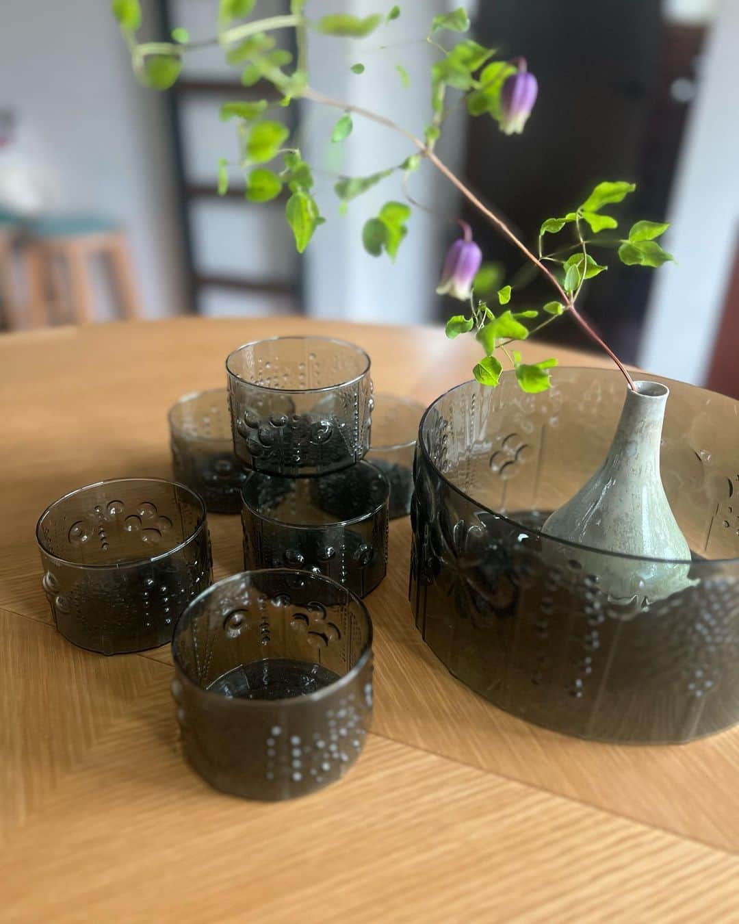のインスタグラム：「北欧ヴィンテージWebShop 〔 kissaとkoira 〕 ￣￣￣￣￣￣￣￣￣￣￣￣￣￣￣￣￣￣￣￣￣￣￣ 🇫🇮NUUTAJARVI Floraフローラ  大ボールはφ19cmのタイプ, 小ボウルはφ8cmです。このグレーはわずかに緑がかったような、NUUTAJARVIならではの美しい色です。Floraシリーズの中で最も、大人で上品な雰囲気と可愛らしさを併せ持つカラーです。  クリアは1991年まで生産されましたが、それ以外のカラーは1978年に廃番となっています。  写真だと濃いグレーの写ってしまっていますが、もう少し、透明感のある淡いグレーです。3枚目の色目が近いです。 ......................................................................  サラダ使用ももちろんですが、日本の夏ならソーメンはいかがでしょう。花器としても◎ うわ~~どのようにつかいましょうね~~♪  ￣￣￣￣￣￣￣￣￣￣￣￣￣￣￣￣￣￣￣￣￣￣￣ プロフィールのリンクよりWebShop へGO!💁🏼‍♀️ メニュー→NUUTAJARVI→Floraへ  #北欧ミックス #キッコイ #kissaとkoira #キッサとコイラ #北欧ヴィンテージ   #arabiavintage  #arabiafinland  #finlandvintage  #flora #iittalaflora  #nuutajärviflora」