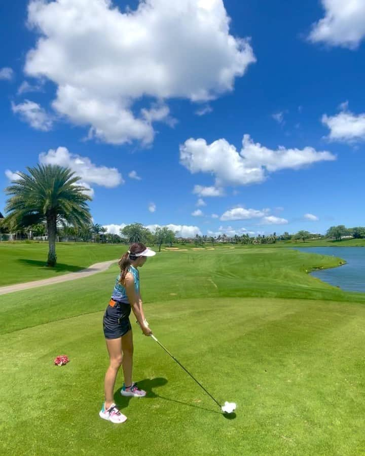 りえちのインスタグラム：「3日前？行ったホアカレイ⛳️ 5日前も行って予習しました♡  チップインしたり👏 パットオーバーした、わー🥲と思ったら傾斜で返ってきて入ったり、 奇跡が嬉しくて飛び跳ねました🌈✨ 楽しすぎたので既に行きたいです！！☺️  深めのラフしっかり飛ばせるようになりたい！ _φ(･_･   #lovemylife #golflife #golftrip  #golfgirl #golfislife #love #golfwear#ootdfashion#golfswing #golfer #golfday #ゴルフ#ゴルフウェア #女子ゴルフ #ゴルフコーデ #ゴルフ女子コーデ #ゴルフ練習#ゴルフ動画 #ゴルフ好き #ハワイゴルフ#スイング動画 #ゴルフ練習 #ゴルフ #インスタゴルフ #ゴルフうまくなりたい #ゴルフすきな人と繋がりたい#ゴルフ初心者 #ゴルフのある生活 #여행스타그램　#高尔夫球 #골프스타그램」