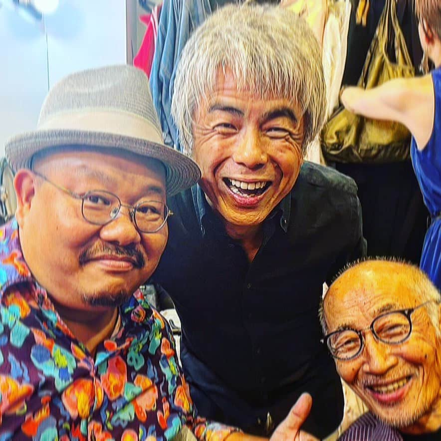 中沢ノブヨシさんのインスタグラム写真 - (中沢ノブヨシInstagram)「昨日は69の日！ 元オックス、岡田士郎さんの、 バースデーライブでした！！  毎年、楽しみな日で、 今年で10回目の出演でした！  と言う事は、 初めて出演させてもらった頃は、 士郎さんは60代、 僕は30代だったわけで、 あっという間だったような、 ずいぶん時間がたったような、、、  とにかく、 ずっと一緒に音楽をやれて、 感謝です！！  昨日は 「グループサウンズと歌謡曲」  と言うコンセプトで、 自分的には、 一番馴染みが薄い感じのお題目でしたが、 10年強ご一緒にさせてもらって、ずいぶんできる曲が増えたので、いろいろ参加されて頂きました！  中でも、 ヴィレッジシンガーの林豊さん、 うじきつよしさんと 「愛する君に」 を演奏できたのは良かったっす！  林さんは、 21歳の時、とあるオーディションを受けた時の審査員長で、今こうやって、 同じステージに立てるのが嬉しいです！  Vo:うじきつよし、中沢ノブヨシ G:岡田士郎、星川薫 Key:遠山ゆたか B:鮫島秀樹　 D:林豊  の「愛する君に」  ヤバそうでしょ。笑笑。  士郎さん、 お誕生日おめでとうございます！！  来年も、楽しみだ！  さて、本日は上越、 ウエスタンリバーに向かいます！  #中沢ノブヨシ #中沢ノブヨシofficial #中沢gatzノブヨシ #岡田士郎 #オックス #西麻布やすきよ #うじきつよし #林豊 #69の日 #soul #music」6月10日 14時11分 - nobuyoshinakazawa