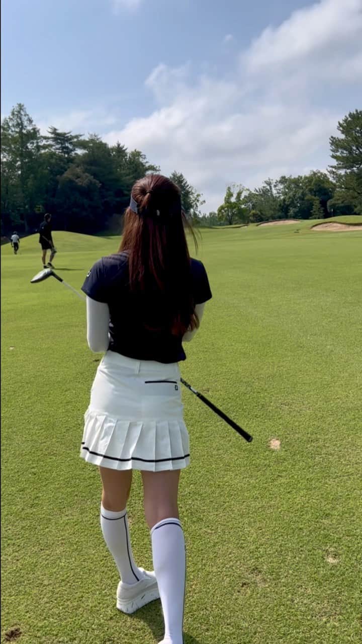 SARAKIMISAKIのインスタグラム：「関西ゴルフ⛳️ ウッドが本当に当たるのー🥹✨  でもこの間みなみ先生とラウンドしたのを機に 色々修正していこうと試み中🫶🏻  ウェアは全部 @footjoy.japan 💙 タイトで爽やかで可愛い✨  . . . .  #ゴルフ #ゴルフ女子 #ゴルフウェア #ゴルフコーデ #ゴルフ女子コーデ #ゴルフ場  #ゴルフ好きな人と繋がりたい #ゴルフ好き #golf #golfwear #golfswing #golfwear #ゴルフスイング #スイング動画 #golffashion #golfstagram #골프 #골프스타그램 #골프장 #라운드 #골프스윙  #高尔夫球 #高尔夫 #กอล์ฟ」