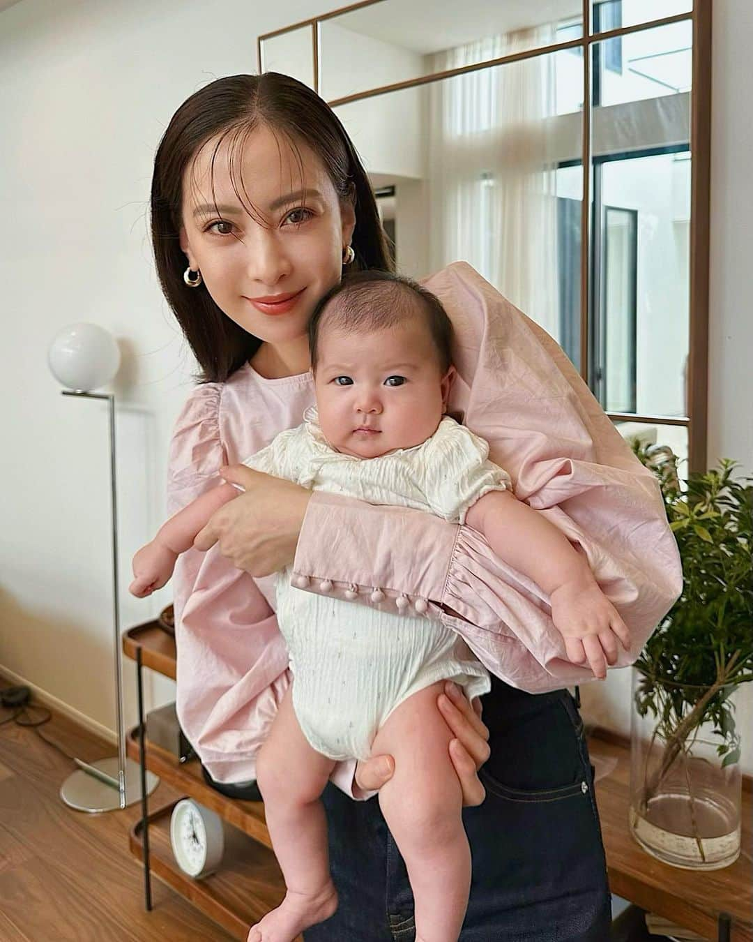 ソンイのインスタグラム：「あっという間に生後2ヶ月になってムチムチちゃん👶🏻💕 娘のつやもち肌が気持ちよくてスリスリしまくりです😂 赤ちゃんみたいな毛穴ゼロ肌が羨ましくて、私もスキンケア頑張ってます🫶🏻  昔からビタミンCのスキンケアが大好きなんだけど、@q1st.jpのダーマレーザーシリーズ最高峰の毛穴ケア美容液「ウルセラC」がお気に入り🍋 SNS口コミや@cosmeでも高評価な話題アイテムだよね👌🏻  4種のビタミンCがシリーズ最高濃度で配合されているのに加えてナイアシンアミドも25%配合されていて、これ1本であらゆる毛穴悩みや乾燥などの肌悩みにも高い実力を発揮してくれるの☺️  防腐剤不使用で敏感肌の方でも安心して使えるも嬉しいし、本格美容液が2,200円(税込)というコスパの良さも魅力的🥰  VCジェルクリームは美容成分を独自の黄金比率で配合してあって美肌を集中的にリぺアしてくれるよ🧖🏻‍♀️ なめらかな感触で肌にとろけるように馴染むテクスチャーも好きだなぁ🤍  全国のドラッグストアやドン・キホーテで販売しているよ🛍️  #クオリティファースト #ダーマレーザー #ウルセラC #美容液 #ビタミンC #スキンケア」