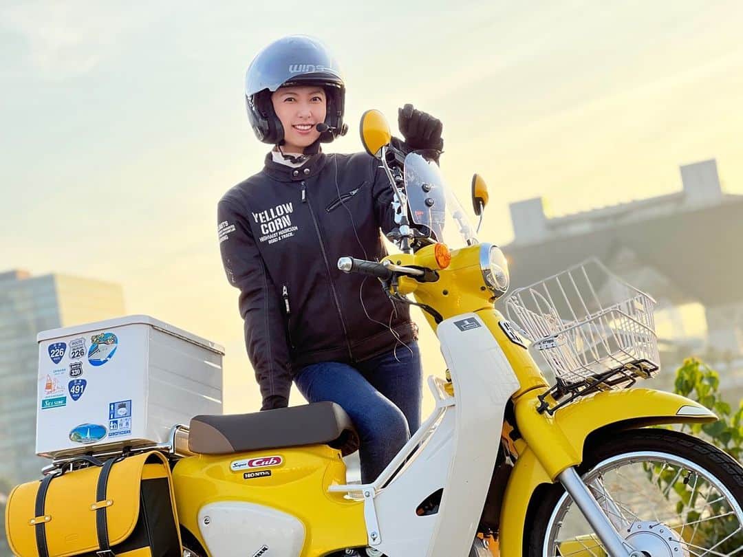 金田彩奈のインスタグラム：「🌼  この前の朝活☀️ 都内走ったよ🛵³₃  ちなみにスッピン…🫥笑  #バイク #バイク女子 #バイク乗り #バイクのある生活 #バイクのある風景 #バイク好き #バイク好きな人と繋がりたい #バイク乗りと繋がりたい #バイク旅 #バイクツーリング #バイクライフ #バイクが好きだ #カブ #スーパーカブ#イエローコーン #ジェットヘルメット #yellowcorn #wins #cub #supercub #cb400 #gsxs1000gt #bike #bikelife #biker #bikegirl #motercycle #bikeweek #bikewear」