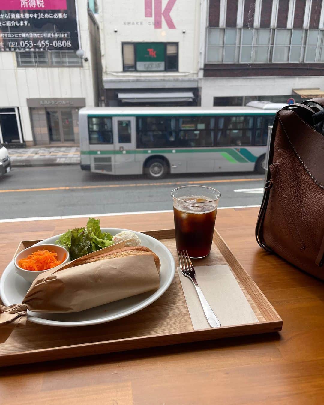 久冨慶子さんのインスタグラム写真 - (久冨慶子Instagram)「・ 最近ほんのちょっと ほんのちょっとだけ こゆうきとの外食が前よりも スムーズになってきた気がします！  先日久しぶりに2人でカフェへ☕️ トーストセットとフランクフルトセットを頼んで お昼ご飯も済ませる作戦！！ 窓際の席で大好きな車が見えるので なんとか一緒に食べられた。  浜松は優しい方が多くて やんちゃなこゆうきと一緒でも助かっています✨ 今は夜寝てくれない問題 そして今日はお昼寝もしない問題に 頭を悩まされております🫨 元気が一番！！！！！ママ頑張る！！！！！ ＊ ＊ #子育て日記  #2歳児育児 #2歳児ママ #男の子ママ  #カフェ」6月10日 14時27分 - keiko0hisatomi