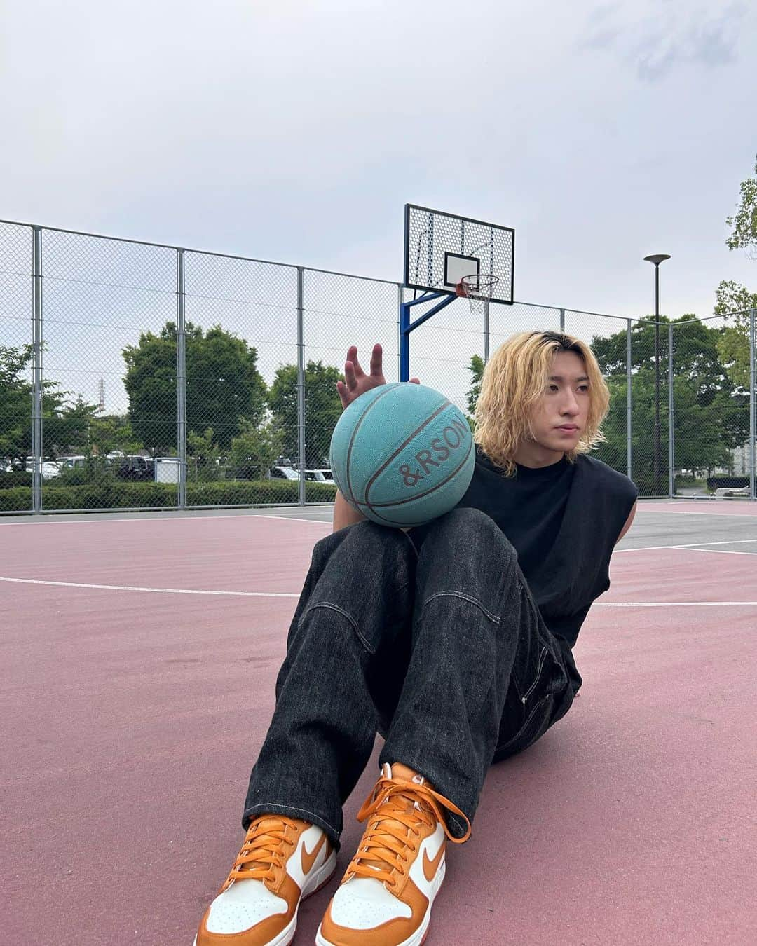 ともやんのインスタグラム：「朝からバスケ🏀 新しいボール渋困🏀」