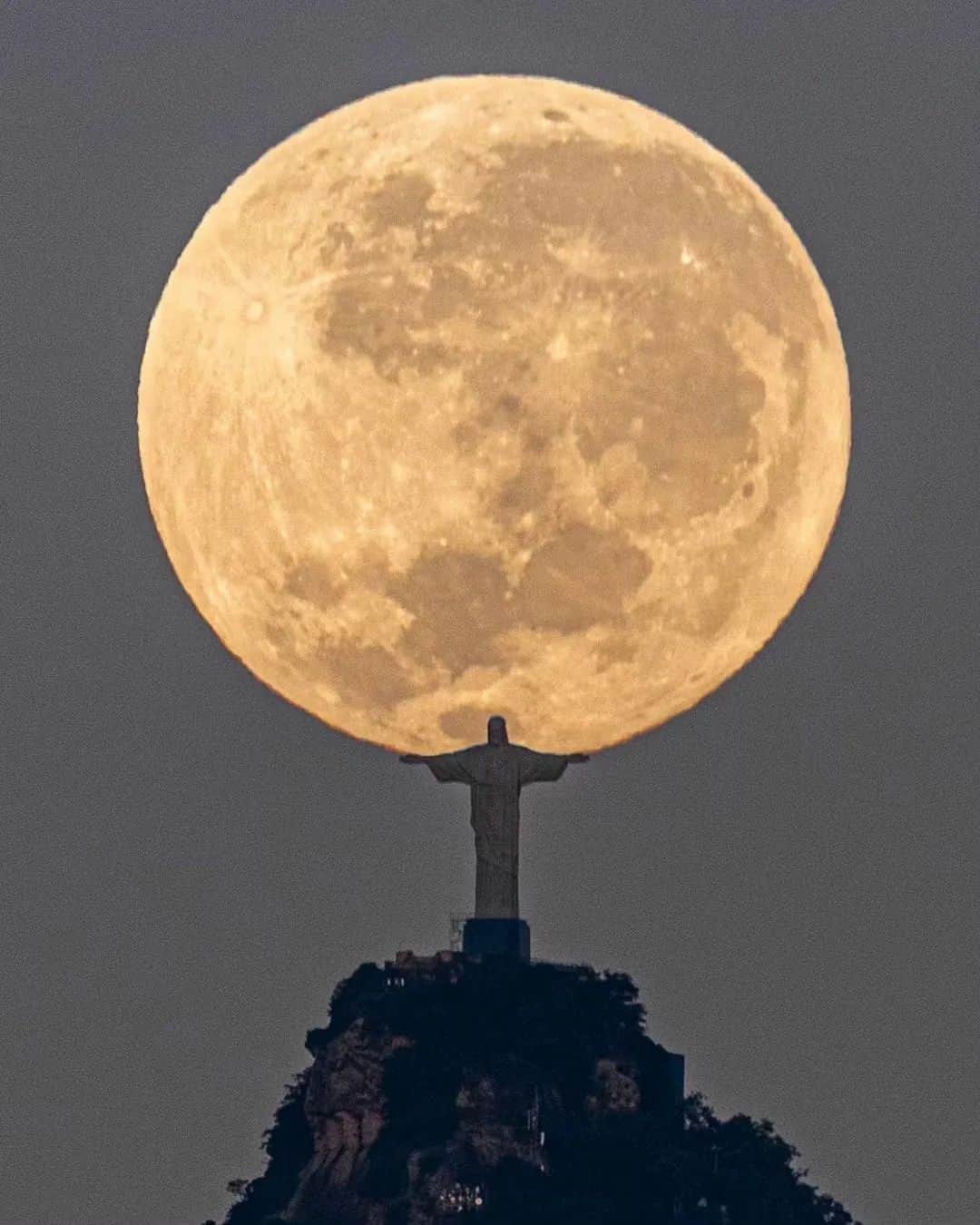 ヴィオラ・デイヴィスさんのインスタグラム写真 - (ヴィオラ・デイヴィスInstagram)「😮🌕🇧🇷🔥😍 ・・・ Swipe ⬅️ The photographer managed to get the perfect angle 📸  (Via: @leosens)  - #christtheredeemer #riodejaneiro #rio #brazil #brasil #moon #moonset #pubity #photography #photooftheday 🔁@pubity」6月10日 14時27分 - violadavis