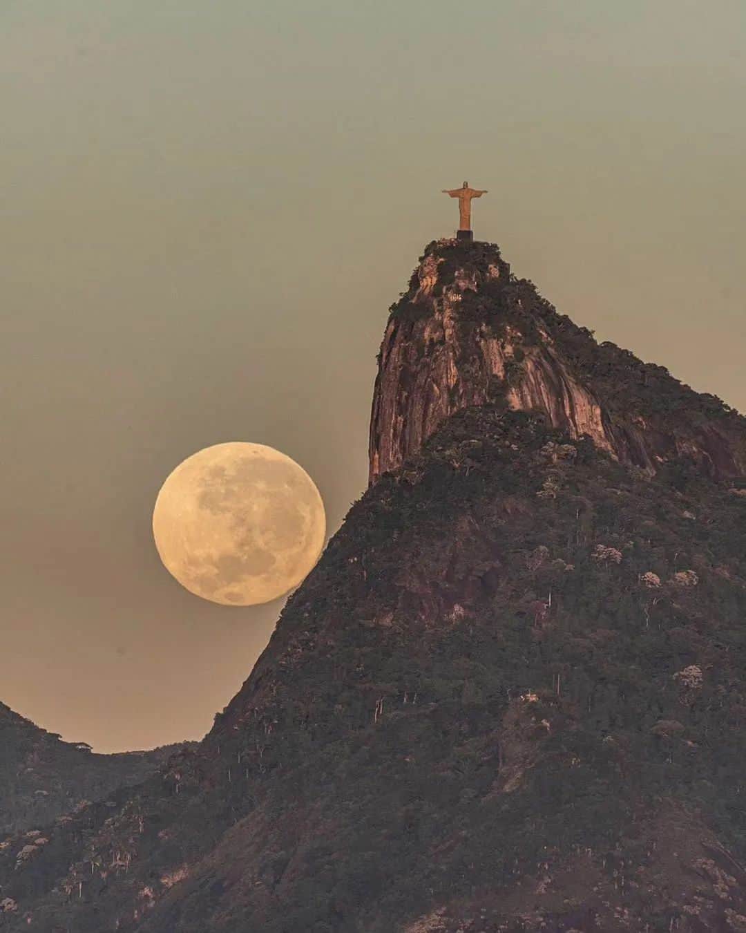 ヴィオラ・デイヴィスさんのインスタグラム写真 - (ヴィオラ・デイヴィスInstagram)「😮🌕🇧🇷🔥😍 ・・・ Swipe ⬅️ The photographer managed to get the perfect angle 📸  (Via: @leosens)  - #christtheredeemer #riodejaneiro #rio #brazil #brasil #moon #moonset #pubity #photography #photooftheday 🔁@pubity」6月10日 14時27分 - violadavis