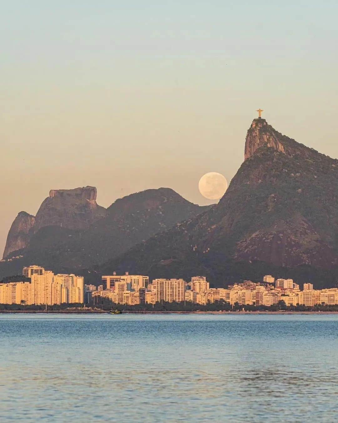 ヴィオラ・デイヴィスさんのインスタグラム写真 - (ヴィオラ・デイヴィスInstagram)「😮🌕🇧🇷🔥😍 ・・・ Swipe ⬅️ The photographer managed to get the perfect angle 📸  (Via: @leosens)  - #christtheredeemer #riodejaneiro #rio #brazil #brasil #moon #moonset #pubity #photography #photooftheday 🔁@pubity」6月10日 14時27分 - violadavis