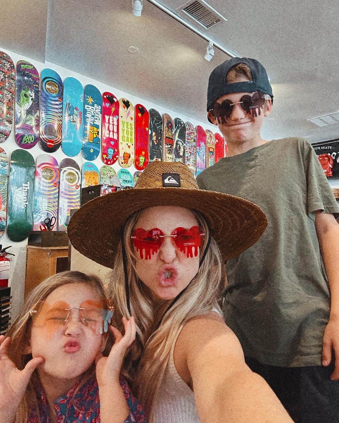ケイト・ハドソンのインスタグラム：「Mom life lately 🥰」