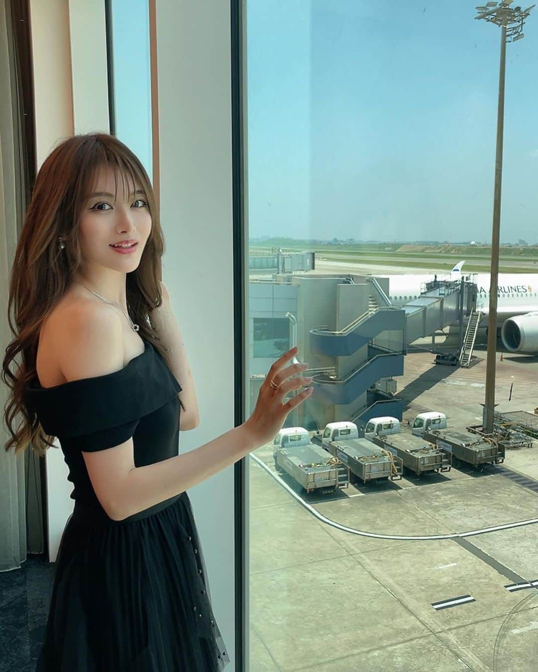 相沢みなみさんのインスタグラム写真 - (相沢みなみInstagram)「📍Taoyuan Airport✈️🇹🇼 This is a picture that I was taken in the Taoyuan Airport for the interview. It was exiting to walking around the airport and I was able to get inside the VIP room🫣 The veiw was beautiful and I feeled very special💎 Thank you so much for taking care of me a lot🥺 I also luv these pictures too📸💕 . 台湾の桃園空港内でインタビューした時の🇹🇼✈️空港内で撮影したりVIPルームにも入れたりとても楽しかったぁ🧏🏻‍♀️✨沢山良くして頂きありがとうございます☺️素敵な写真撮ってもらえて嬉しいなっ📸 . #taoyuan #taoyuanairport  #桃園 #桃園国際空港 #台湾桃園国際空港  . #相沢みなみ  #minamiaizawa」6月10日 14時29分 - epoint2016