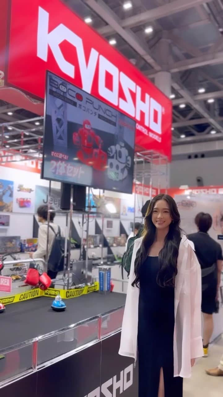 太田麻美のインスタグラム：「【東京おもちゃショー2023】  京商様の新製品気になる製品が沢山あってとても楽しかったです✨ 特に最先端技術のラジコン 『LIVESTYLE-typeZERO』が気になりました❣️ ドローンの技術が使われていて、床を走るだけではなく壁、天井まで走り回転する事も出来て自由自在に走る事が出来ます✨ 私もやってみましたが、楽しくて夢中になってました😊 最先端のラジコンは本当に凄いですね✨ 東京おもちゃショーは明日まで🌟 皆さんも是非お試しください🏎️  @kyosho_egg_  @kyosho_official_minicar_toys  @kyosho_rc_models_official   【 一般公開（パブリックデー）】 2023年6月10日（土）9:00～17:00 2023年6月11日（日）9:00～16:00  #kyosho #kyoshoegg #sharperimage #model #racequeen #toy #京商 #京商エッグ #ガチンコレーサー #ボコパンチ #トイ #おもちゃ #kyoshoアンバサダー #東京おもちゃショー #あそびにマジメ #彼女感」
