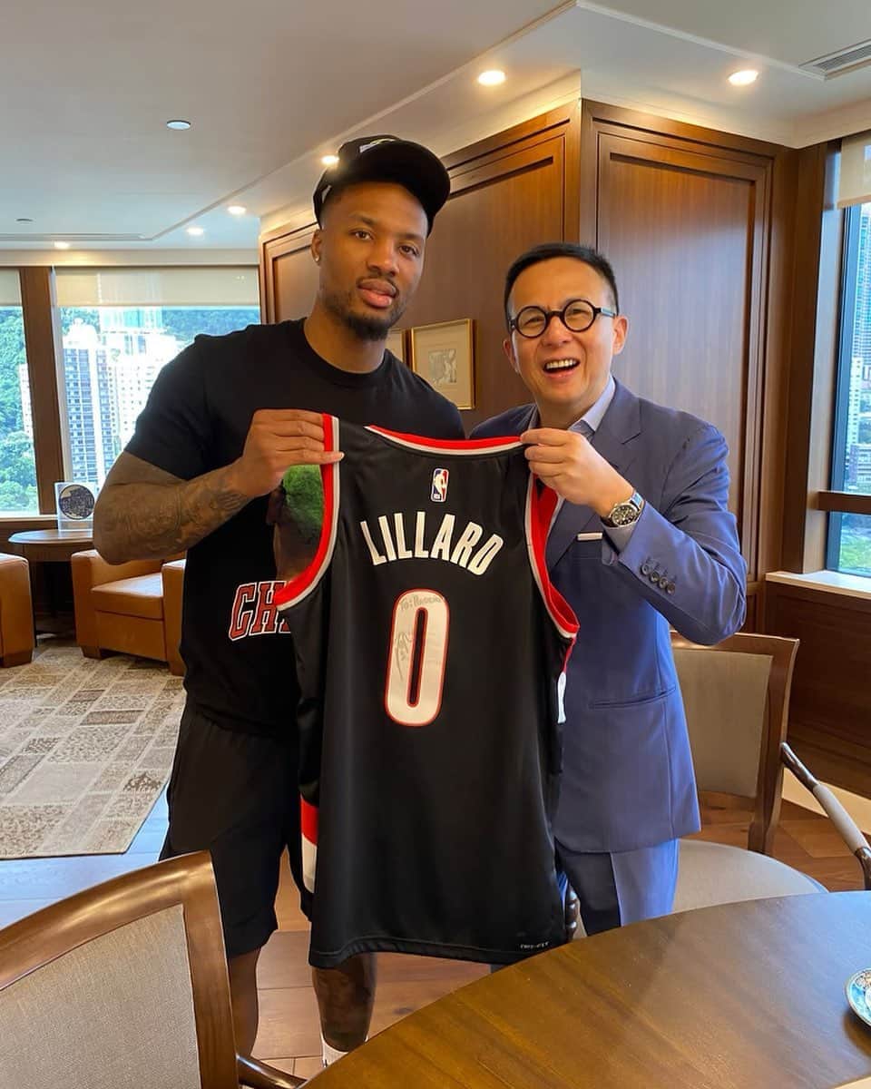 デイミアン・リラードのインスタグラム：「Been out in Hong Kong with @kickscrewcom all week. Shoutout to PCG chairman and #KicksCrew investor, Richard Li, for meeting with me and my team this week.」
