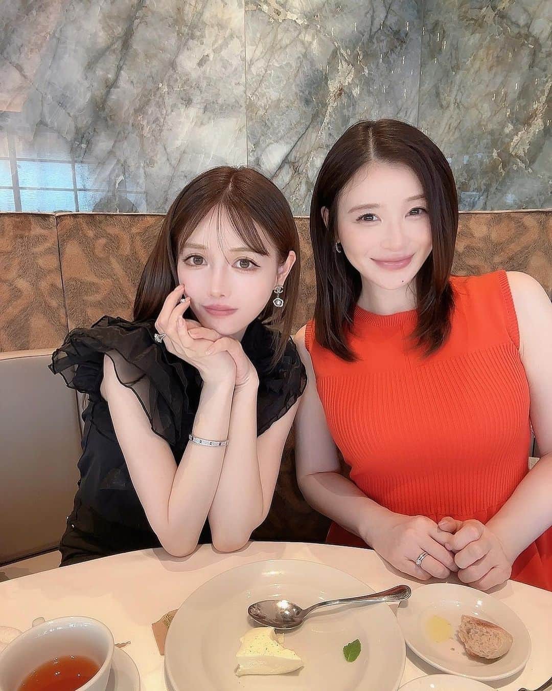 手島優さんのインスタグラム写真 - (手島優Instagram)「・  先日のオシャレランチのお相手は 武藤静香ちゃんでした🍽️❤️  今回もどんだけ大爆笑した事か😂 ほんと面白い♡   可愛くて、スタイル良くて、優しくて、面白いって無敵じゃん！！　 っていつも思ってる♡ うらやますぃー🤤✨　 　  いつも癒しと目の保養さんきゅー　 むとぅー😘　 　  　 ご飯も美味しかったし最高の時間でしたー🤩　 　 　　  あたしポーズ古いけど温かい目で見てやってください✌️😜✌️  #武藤静香　#ランチ　#人妻　#癒し　#楽しかった　#美味しかった」6月10日 14時36分 - tejimayuu0827
