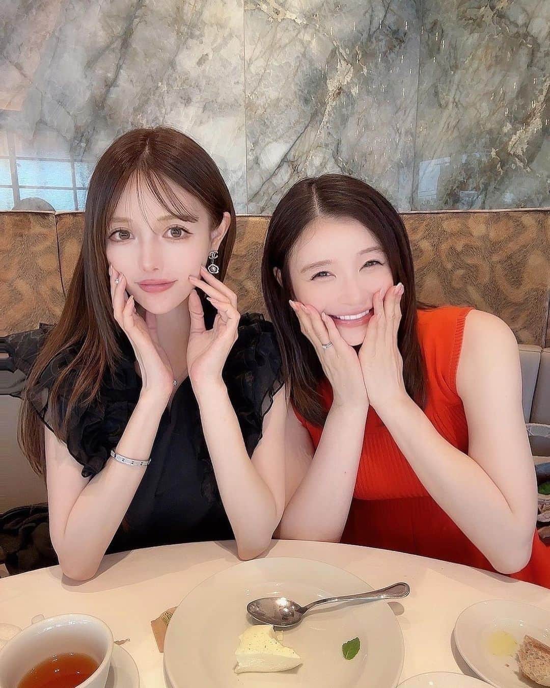 手島優のインスタグラム：「・  先日のオシャレランチのお相手は 武藤静香ちゃんでした🍽️❤️  今回もどんだけ大爆笑した事か😂 ほんと面白い♡   可愛くて、スタイル良くて、優しくて、面白いって無敵じゃん！！　 っていつも思ってる♡ うらやますぃー🤤✨　 　  いつも癒しと目の保養さんきゅー　 むとぅー😘　 　  　 ご飯も美味しかったし最高の時間でしたー🤩　 　 　　  あたしポーズ古いけど温かい目で見てやってください✌️😜✌️  #武藤静香　#ランチ　#人妻　#癒し　#楽しかった　#美味しかった」