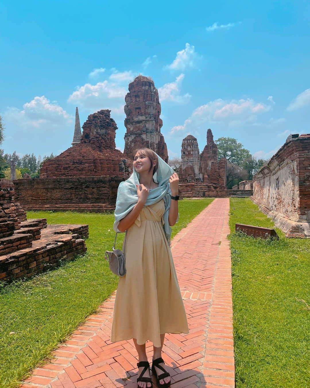 のインスタグラム：「Ayutthaya☀️ Pas 2 bulan di Thailand kayanya main paling jauh cuman ke Ayutthaya aja deh😆 Pengen jalan-jalan lagi keliling Thailand🇹🇭❤️ selanjutnya kemana ya?  タイに来てから１番遠くまで行ったのはアユタヤかな😆 もっとタイの色んなところに行きたいな。次はどこ行こう？🧐🇹🇭  #sutepiii #thailandtravel #ayutthaya #タイ旅行 #アユタヤ」