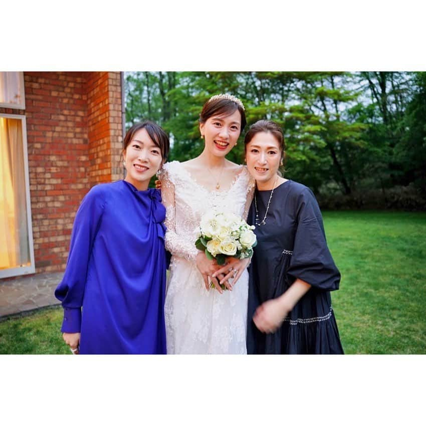 今村沙緒里のインスタグラム：「ともだちに感謝🦋  小さな結婚式でしたが..  幼なじみのフキやリエちゃん 仲良しのヨンちゃんとアサカ 来てくれてとっても嬉しかったです。  祝辞のスピーチしてくれた由利ちゃん 心からありがとうございました❤︎  準備は大変だったけれど.. 楽しく笑ってあっという間でした。  これで結婚式の写真、おわりです。  みなさま、ありがとうございました！ これからもよろしくお願いします🌷🌿  #weddingparty #friends #thankyou #결혼사진 #ありがとう」