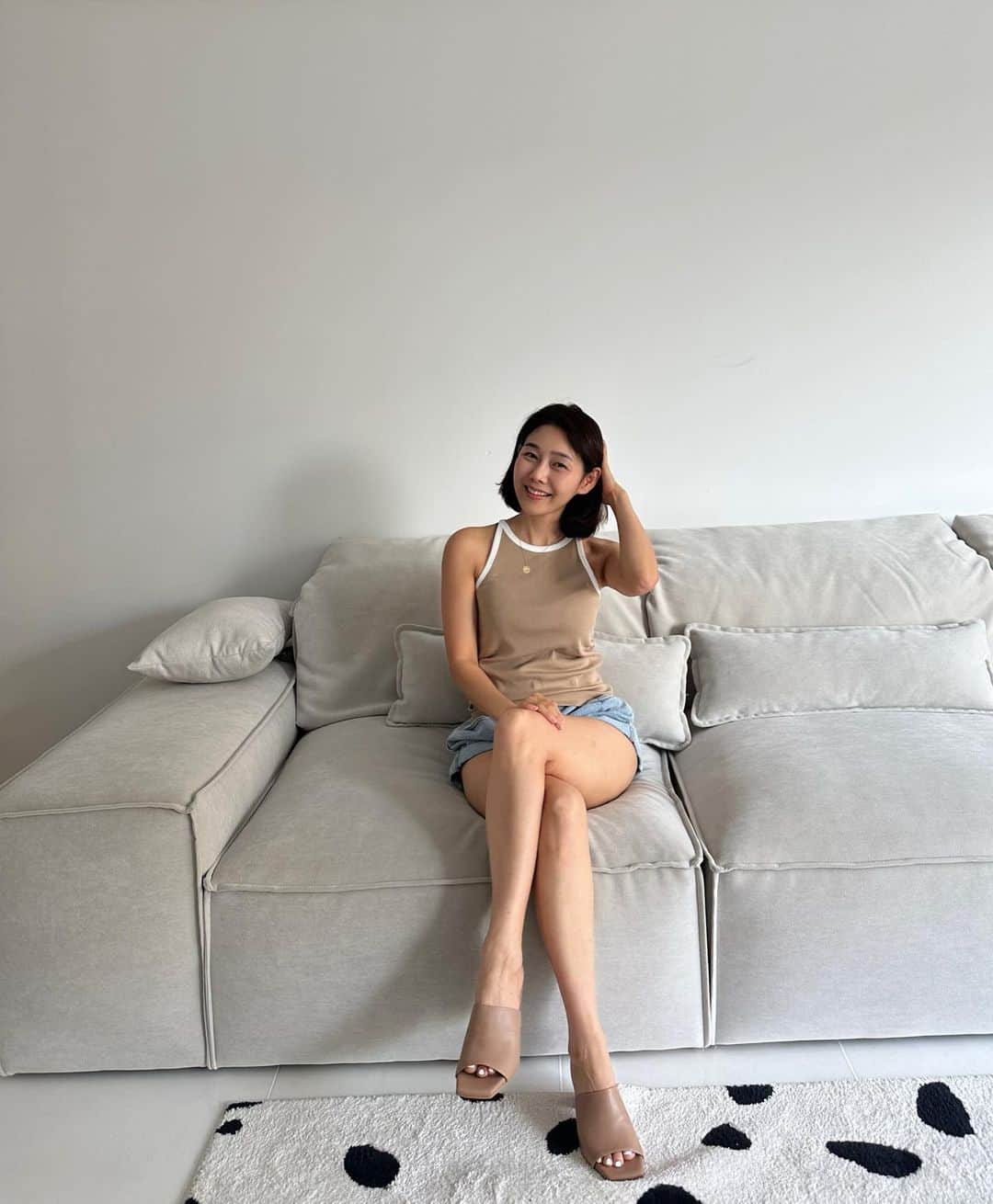 パク・タミのインスタグラム：「-  제가 너무 빨리 보여드렸나봐요 TAMY MULE을 ㅎㅎㅎ 월요일 아침 우리 바쁘니까~ 오픈을 주일로! 어때요? ^^ 점심 드시고~ 2시!! 오픈할게요!!  TAMY x BRIANA 타미뮬 OPEN 6월 11일 pm 02 : 00  신발을 제대로 보여드리려고 반바지를 입어봤어요 ㅎㅎ p1. 베이지컬러  p2. 에토프컬러 p3. 화이트컬러 p4. 카멜컬러 p5. 실버컬러 (촬영하러 보냈어서 얘는 단독컷! ㅎ) p6. 요론 요론 느낌이예요~ 컬러 너무 고민되는 영상이죠? ㅎㅎ p7. 속가보시에 대해 설명해 보았어요~^^  p8. 전체컷이구요! p9. 선착순 20명에게 드리는 가죽 트레이예요~   제가 신고 싶은, 데일리로 잘 신을 예쁘고 편하고 활용도 높은 뮬이예요. 그래서 컬러도 정말 많이 고민하고 추린거구요 ㅎㅎㅎ 브리아나와의 첫번째 콜라보때, 많은 분들이 두개씩 하셨어요. 그래서 이번엔 특별히 두개 하신 분들께 혜택을 넣어봤습니다!  정상가 229,000원 1켤레 구매시 할인가 178,000원 2켤레 이상 구매시 356,000원 ->336,000원 그럼, 1켤레에 168,000원까지 다운되는거예요^^ (2만원 추가 할인, 결제시 자동으로 적용됩니다)  먼저 제품 상세 설명 드릴게요! (꼼꼼하게 읽어주세요~~!)  TAMY MULE 제품 특징  1)  외피: 소가죽/내피: 소가죽 뮬은, 특히나 내구성 좋은 가죽으로 제작을 해야 오래 신으실 수 있어요^^ 그래서 이번 뮬은 더욱 부드럽고 내구성 좋은 소가죽으로 제작해요~ 내피도 일반적으론 합성내피나 가죽내피를 돈피(돼지가죽)로 제작하지만 저희는, 직수입한 가죽이라 중간 가죽 유통마진이 빠져요 (전에 말씀드렸죠?^^) 내피까지 최고급 소가죽으로 제작해 합리적인 가격대로 준비했어요.  2) 굽높이: 5cm/ 7cm 선택가능 (낮은 굽 원하는 분에 한해서 4cm 가능)  3) 컬러: 화이트/ 베이지/ 카멜/ 실버/ 에토프  밝은 컬러인 화이트와 베이지는 가죽표면에 오돌토돌한 무늬를 가공한 가죽으로, 신으면서 생기는 주름이나 오염에 더 강한 가죽입니다. 밝은 컬러 가죽은 주름이나 오염이 더 보일 수 있어서 화이트, 베이지는 오톨도톨한 무늬가 있는 가죽을 사용했어요.  4) 속가보시에 대한 설명 이번 슈즈는 무엇보다 보이지 않게 슈즈 안쪽에 속가보시를 0.5cm를 넣었어요. 당연히 발바닥 전체에 쿠션도 들어갔지만 발 앞쪽을 속가보시가 안정적으로 받쳐주어서 더욱 편하실거에요 7cm를 신으셔도 앞쪽에 0.5cm 속가보시가 발을 안정적으로 지지해주기에 , 7cm보다 낮게 느껴지고 편합니다. 겉 가보시는 슈즈 밖으로 가보시가 보여서 투박해보이지만, 저희는 슈즈 안쪽으로 속가보시를 넣어서 슈즈의 라인은 살리면서, 발은 더 편하게 만들었어요   5) 사이즈팁: 정사이즈 (뮬이기 때문에, 발볼 발등이 있거나 애매한 중간사이즈는 한사이즈 up권장)  내일 (11일) 오후 두시에 오픈해 드릴게요! 이번에도 역시, 제작 전에 브리아나 CS에서 사이즈 상담전화 드릴 예정입니다^^ 수제화니까, 내 발에 꼭 맞게 만나셔야죠!!!」