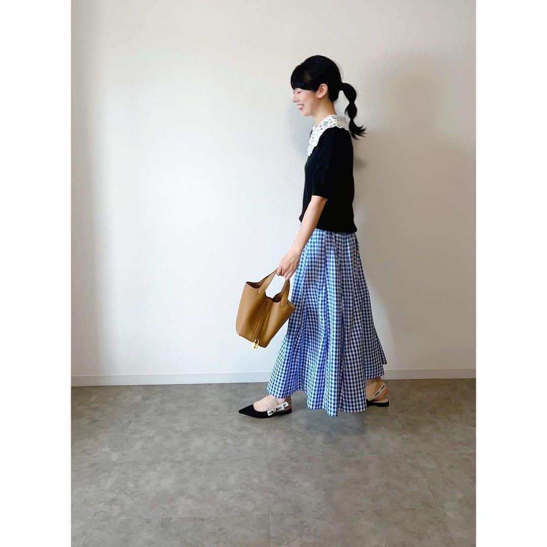 のインスタグラム：「. @coca_official_store のギンガムチェックのスカート☺︎ しわになりにくいし、ボリュームたっぷりな感じが好きです🫶 ブルーとブラックのギンガムチェックで迷ったけれどいつもブラックを選びがちなので、ブルーにしたら新鮮✳︎ . @nostalgia_jp のトップスは 2シーズン目突入☀︎ . . #ootd #coca_code #nostalgia #coca #mamagirl #mineby3mootd #ピコタンロックpm #ママコーデ #ファッション好きな人と繋がりたい #きれいめコーデ #ギンガムチェック」