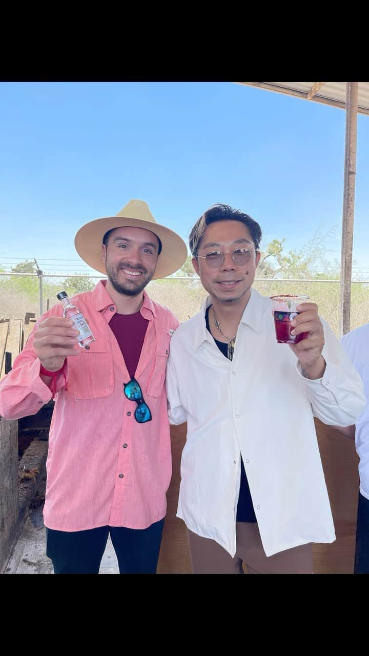 のインスタグラム：「Mezcal laguna Secaの蒸留所へ🚗 出来上がるまでのプロセスを知ると美味しさ倍増♪ 思わず踊ってしまう心地よい酔い♪ アルコール38度のメスカルは初心者にも飲みやすいかも👆  皆さま、良い週末を🥂 #mezcallagunaseca #sunluispotosi #mexico #pinkman」