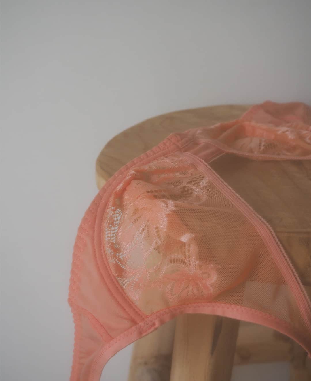 レジャビーのインスタグラム：「LES QUOTIDIENS​​​​​​​​​  Notre vestiaire lingerie est imaginé dans des matières innovantes et des coloris rassurants. - THE DAILIES Our lingerie wardrobe is designed using innovative materials and reassuring colours.   #MaisonLejaby #Lingerie #Underwear #Corseterie #WomanMaisonLejaby #LingerieHeritage #SavoirFaire #FrenchKnowHow」