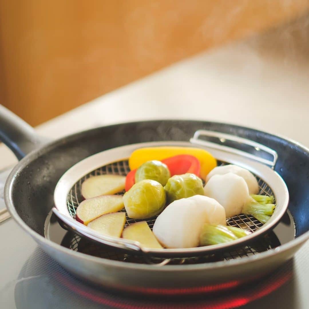 北欧、暮らしの道具店さんのインスタグラム写真 - (北欧、暮らしの道具店Instagram)「フライパンで簡単に蒸し料理 毎日使いたい便利な「蒸しかご」  - - - - - - - - - - - - - - - - -   蒸し料理はヘルシーで 素材の味を楽しめる料理。  暮らしに取り入れたいけれど、 セイロや蒸し鍋の用意が大変で 少しハードルがありますよね。  そこでおすすめなのが、 家事問屋の「蒸しかご」。  なんといつものフライパンで さっと蒸し料理が楽しめるんです。  使い方はとっても簡単。 直径24cm以上のフライパンに 水を張って蓋をするだけ。  必要な水の量は少量で 沸騰するまでの時間が短く、 あっという間に蒸し上がります。  脚が付いているおかげで 食材の下に水分が溜まらず、 べちゃっとすることもありません。  蒸し上がったらお皿に載せて、 そのまま食卓へ持っていくことも◎  セイロや蒸し器と比べて 圧倒的に後片付けが楽ちんで 食洗機に入れられるところも 魅力のひとつですね。  暑い夏は、食欲が減って こってりとした料理が あまり好ましくないことも。  そんなときはこのアイテムで お手軽にできる蒸し料理を 楽しんでみませんか？  . ーーー 掲載のアイテムはこちら▼ ーーー . ☑︎蒸しかご / 家事問屋 . ▶︎ プロフィールのリンクから、お値段・サイズなど詳しい情報をご覧いただけますよ。→@hokuoh_kurashi . #homewares#necessities#kitchen #蒸しかご#家事問屋#キッチン#家事 #シンプル#シンプルライフ#シンプルデザイン#暮らしを楽しむ #日々の暮らし#北欧#暮らし#北欧暮らしの道具店」6月10日 15時02分 - hokuoh_kurashi