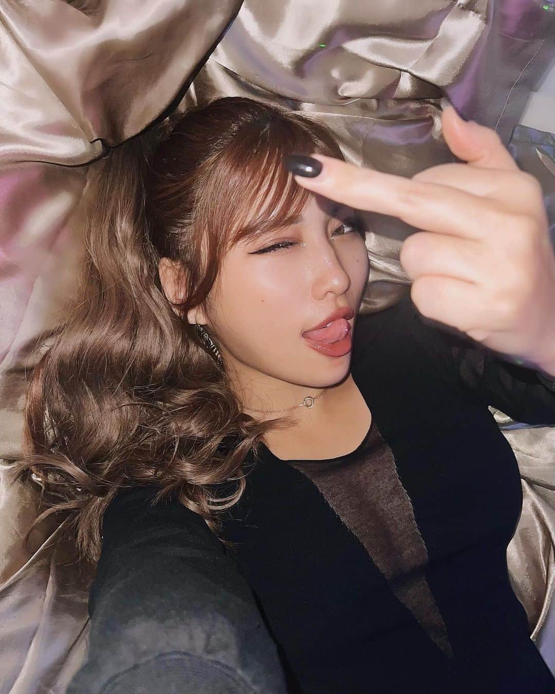  りさぶーのインスタグラム：「こんなポーズで告知は絶対にダメ😡⭐︎ . 📣7/1(Sat)に大阪で行われる expression LIVE & runway showにて ランウェイを歩かせて頂きます🙇🤎 #初体験ド緊張 . 📣そしてもう一つ告知 次回のラウンドガールは7/9(Sun)になります こちらも合わせて宜しくお願いします♡ . . #梅雨は自律神経崩れやすいのでアンチ増えます #頼むから寝てくれ」