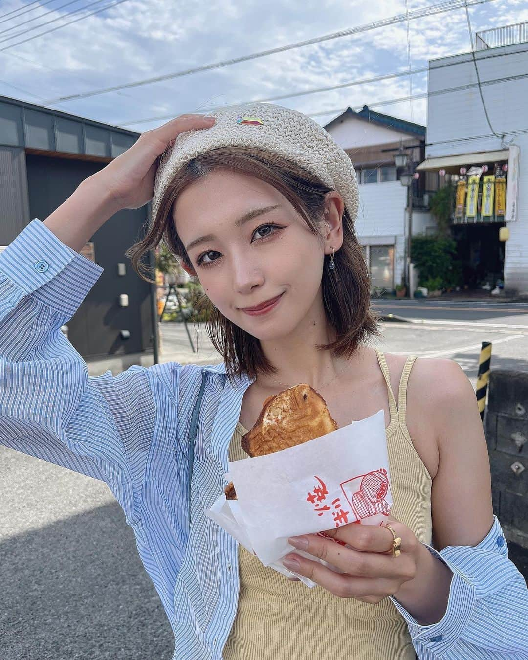 ひよしはなさんのインスタグラム写真 - (ひよしはなInstagram)「たい焼き食べる時も映えようとするぐらいすることがない地元(すき) 新しい白いサンダルが可愛い」6月10日 14時57分 - 87f_163_