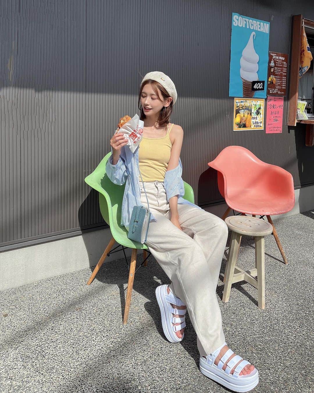 のインスタグラム：「たい焼き食べる時も映えようとするぐらいすることがない地元(すき) 新しい白いサンダルが可愛い」