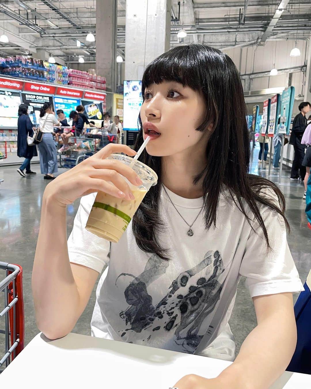 のインスタグラム：「【狂気Tシャツ👚】 Design by→ @yyyyyuki_14   コストコのカフェラテ これで150円は安すぎじゃない？ 美味すぎるんだが🥤ハッピー  This T-shirt was designed by my sister who is a calligrapher. @yyyyyuki_14  T-shirt titled Madness.  #action#actress#japan#japanese #karate#kyokushin#kyokushinkarate#blackbelt#アクション#アクション女優#空手#極真空手#黒帯#武打#動作片#動作演員#女演員#액션#가라테#액션영화#일본#karatekid#karatelife#karatê#karaté#karatetraining#karatelove#karategirl#karateka#art」