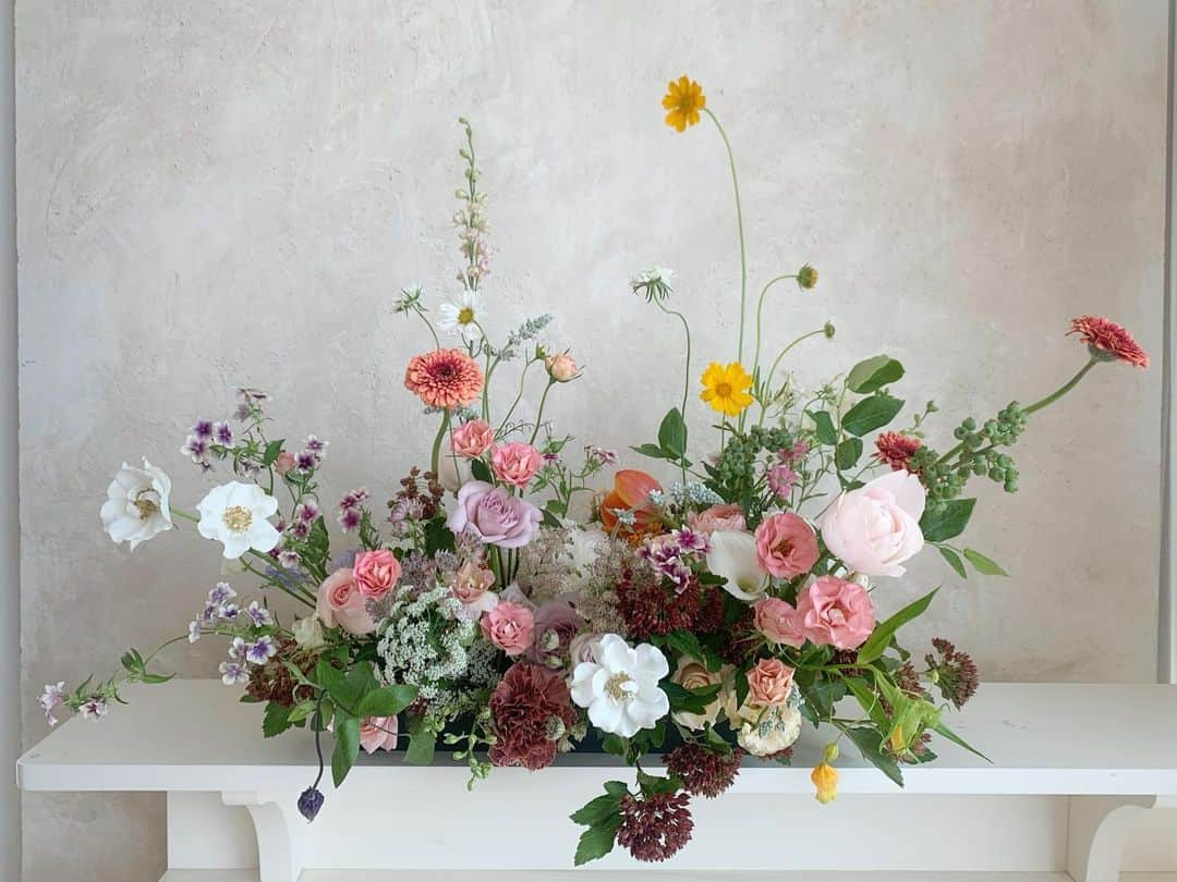 플로리스트 이주연 florist Lee Ju Yeonのインスタグラム：「. . Centerpiece  #centerpieces #센터피스 #광고촬영 #촬영플라워 #촬영플라워디렉팅  . 바네스플라워 VANESS FLOWER . Katalk ID vaness52 E-mail vanessflower@naver.com . Paypal payment possible . 서울시 중구 청파로464 브라운스톤서울 101동2806호 📞02-545-6813  #vanessflower #florist #flowershop #handtied #flowerlesson #花束 #바네스플라워 #플로리스트 #꽃다발 #부케 #플로리스트학원 #플라워레슨 #중림동꽃집 #서울역꽃집 #꽃다발주문 #꽃수업 #꽃주문  #프로포즈이벤트 #프로포즈꽃다발 #프로포즈」