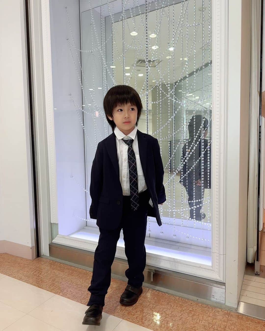 アレクサンダーのインスタグラム：「イケメンだな〜　 カゲトラ^_^❤️❤️❤️ 初めてスーツ着ました。」