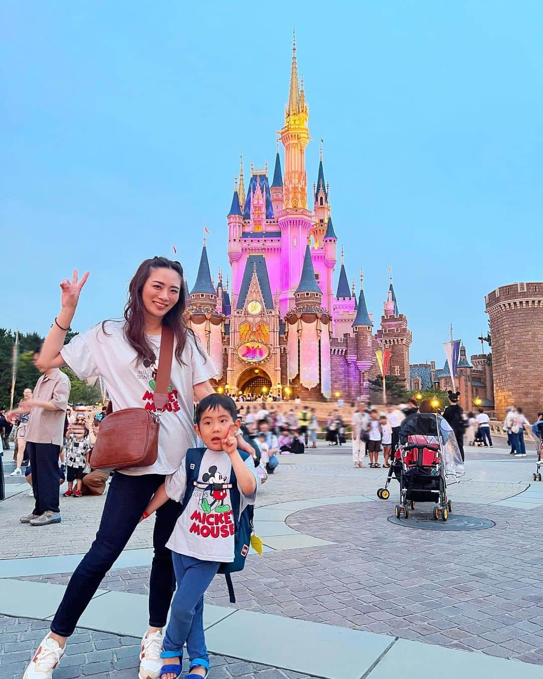 藤田志穂のインスタグラム：「子鉄と久々にディズニーランド🏰 ・ 前までは、イッツアスモールワールドですら泣いて嫌がっていたのに、今回はいっぱい乗り物に乗れた🙌 ・ 自らビッグサンダーマウンテンに乗りたいと言ったり、コーヒーカップではガンガン回したり☕️ ・ 私も絶叫系が大好きだから、一緒に楽しみすぎた😍 ・ 唯一、カリブの海賊では「帰さないぞ」のセリフが怖くて泣いてしまったけど🥺 ・ お昼からのパークインだとしても、私のバッグよりも重たくなったリュックを背負いながら、終始愚図る事もなく自分の足で歩く姿は、頼もしくもありました☺️ ・ 数年前に、誕生日プレゼントで貰ったお揃いのTシャツも着れたし、大満足🥰 ・ いつまでこうして一緒に行ってくれるかな？？ ・ それとも、私の体力が追いつかなくなる方が先。。。？？🫨 ・ #親子ディズニー #お揃いディズニー #ワンオペディズニー #想像以上に楽しかった  #ただ #自撮りばかりで #ディズニー感ない 😂 #いつか #富士急行こうね🎢」