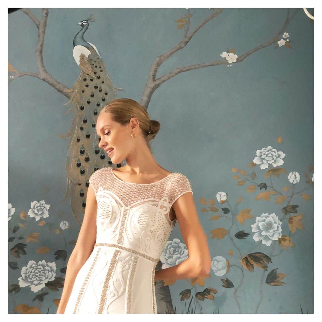 NOVARESE Dress Officialのインスタグラム：「⁡ クリスタルの瞬きがドラマチックなドレスは、Alice Temperleyがノバレーゼのためにデザインするコレクションからの一着 ⁡ お問い合わせ、試着予約はお近くのノバレーゼまで ⁡ Dress: Sabine (Temperley for Novarese) @temperleybridal @alicetemperley @novaresewedding  ⁡ #ノバレーゼウエディング #ノバレーゼ #ノバレーゼドレス #プレ花嫁 #東京花嫁 #関西花嫁 #名古屋花嫁 #広島花嫁 #福岡花嫁 #ウエディングドレス #ノバレーゼ花嫁 #novaresewedding #novarese #temperleylondon #novareseexclusive」