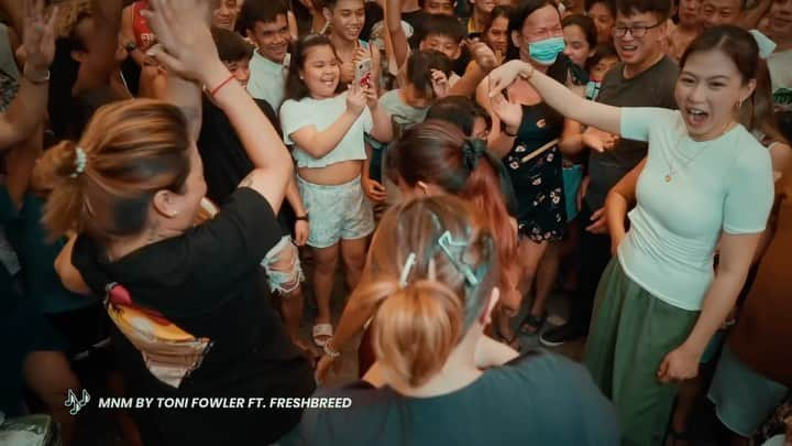 Alex Gonzagaのインスタグラム：「New vlog!! Ang saya nyo kabonding sa fiesta mga taga Tondo!!! thank you mommy oni @tonifowlerpo sa hindi pag copyright 😂 #Linkinmybio」