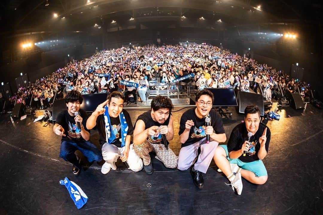 ンダホのインスタグラム：「数年ぶりの単独ライブイベント🐟 「ウオタミーティング」の写真📷 コロナ明けなのもあってなかなか会場が無い中やっっっっと開催できた豊洲Pitライブ☺️🎤  初めて人前に出たユーフェス2016の時も豊洲だったので思い入れあるステージに再び立たせてもらえて良かったです😆  シルクが風邪でまさかのオンライン出演で 5人でやる最初で最後かもしれないステージだったけど、いつも以上に楽しめてウオタミさんたちと一体になってメンバー達の自信にもなりました^_^ ダンシングジェスチャーゲームのkick backは我ながら上手くできたと思ったw 来れなかった方もいると思うので 少ししたらセカンダリにも映像乗せます‼️お楽しみに👍 最後のダーマとの💰ポーズは睡魔の「お金持ちになった夢」ポーズですwww ちょーーー楽しかった☺️  #フィッシャーズ　#ウオタミ」