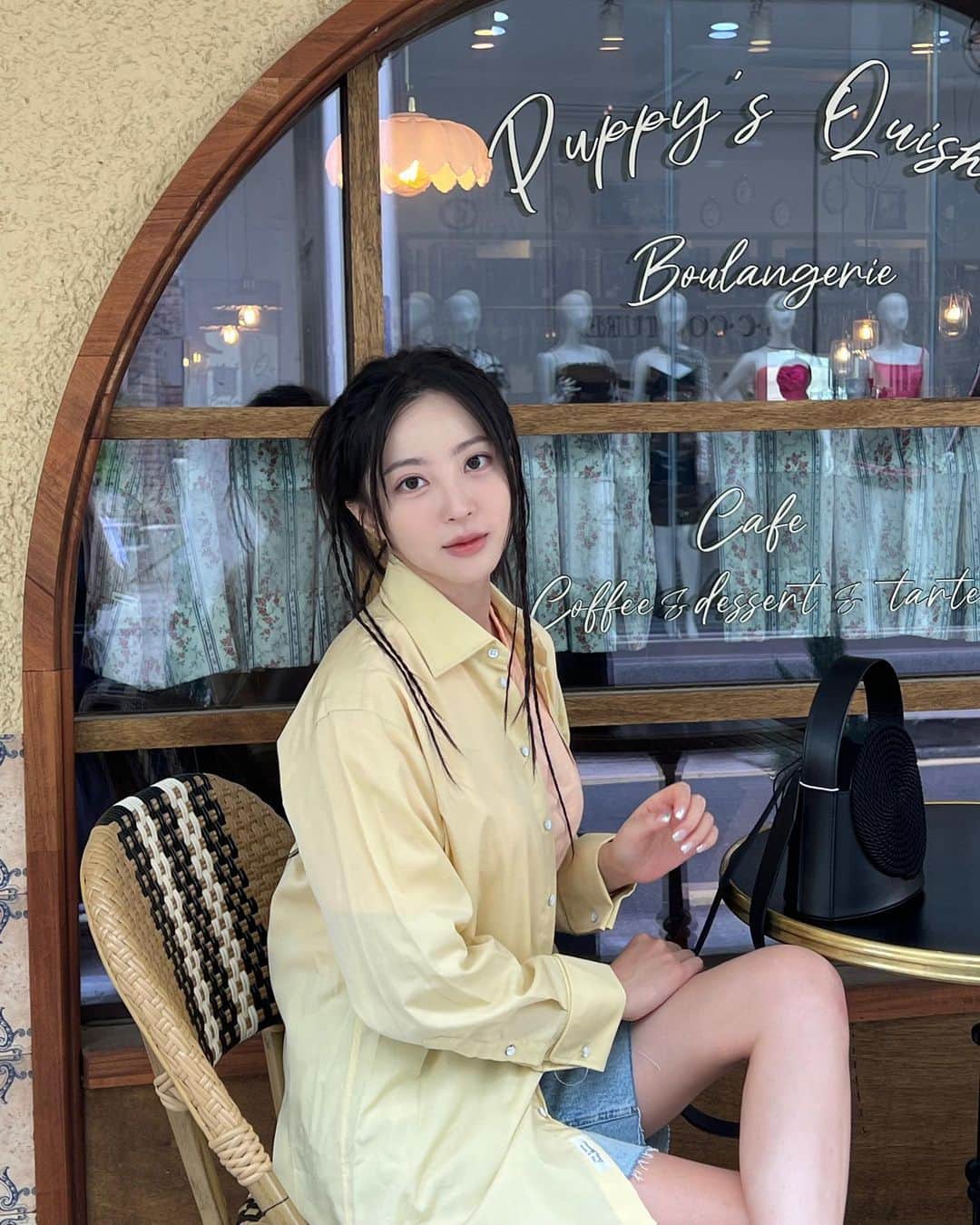 のインスタグラム：「날씨가 흐리니까 밝은옷으로 🤗 근데 나 피부 무슨톤이야....? 궁금해쥬거 @ragandbone  #광고」