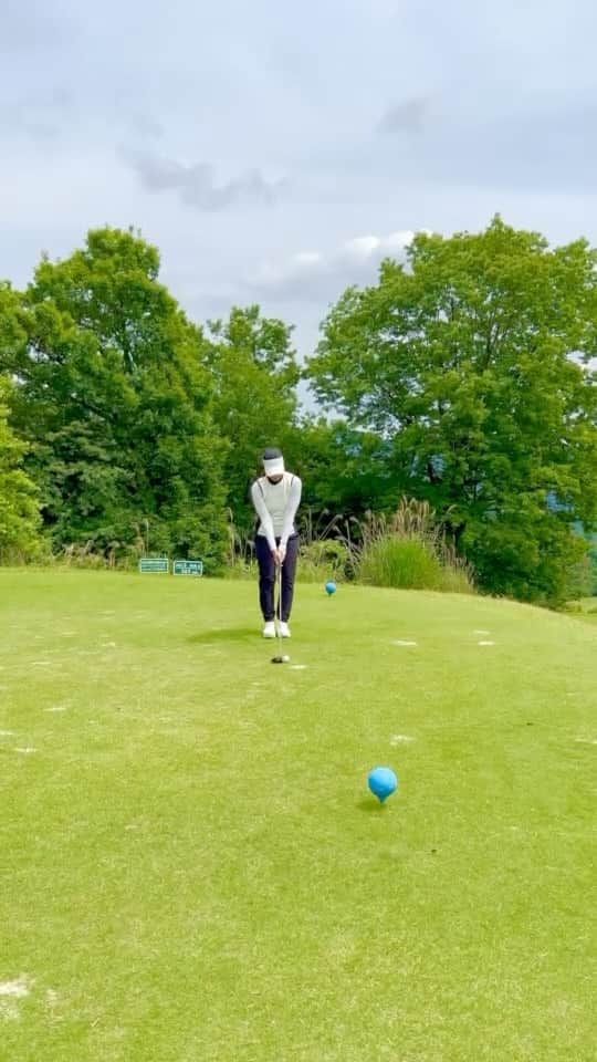 のインスタグラム：「． ． 3W🏌️‍♂️ 240㍎くらいいってくれる 優秀なPRGRのクラブなのです。  #飛ぶクラブ#prgr#楽に#飛ばすには #身体の使い方#練習しよう #ゴルフは飛ばしても入れないと意味ないよ #でも飛ばすのは魅力的」