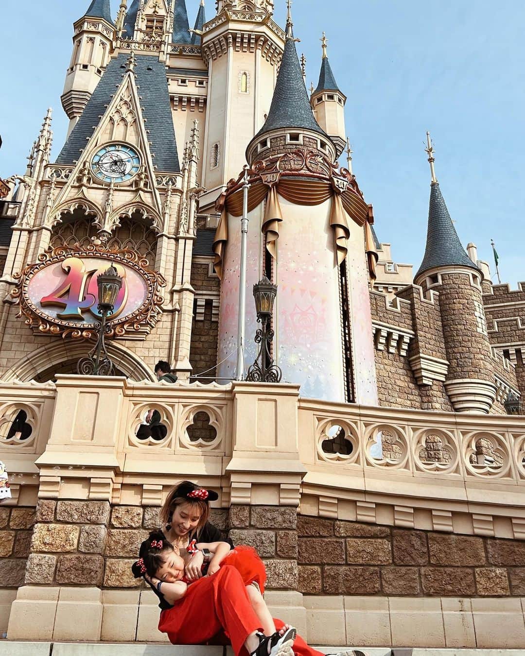 藤田可菜のインスタグラム：「#disneyland  娘と @natumisato と❤︎  🏰🐭」