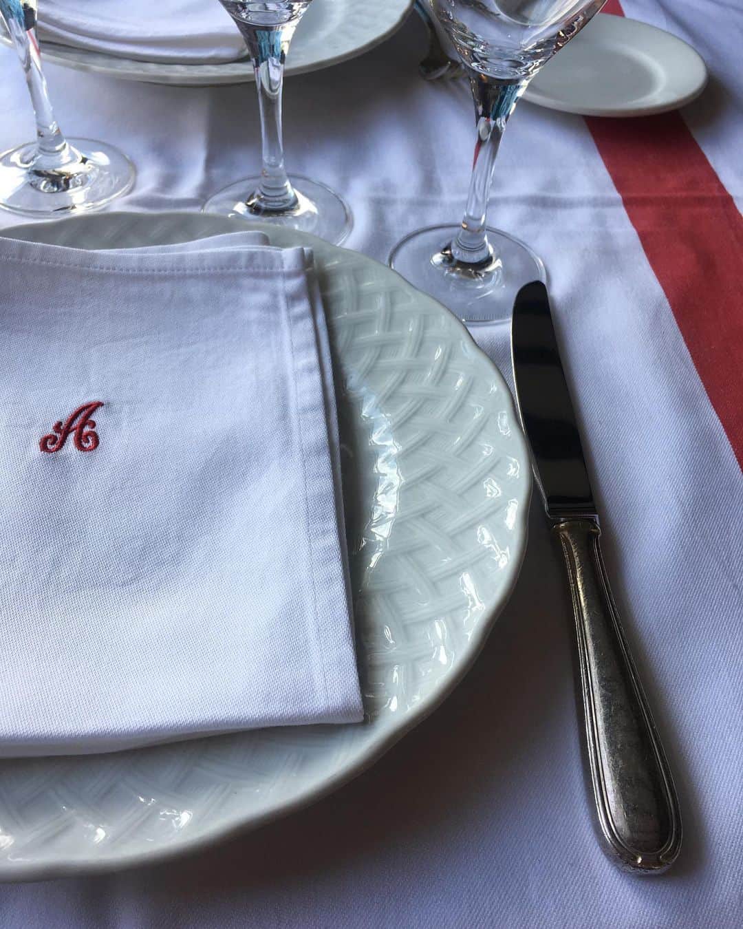 のインスタグラム：「行く度に買い足していた、フランスバスク地方にあるバスク織の店。  早めに引退することにしたから 在庫見に来ない？と マダムに誘われたのは コロナ感染症が大流行の最中。 残念ながら行けず。  お世話になっている福岡のお店から 在庫を引き取らせてもらった。 (赤3枚) ブルーラインが入った布は アンティークのもので、 元々手元にあったもの。  来年は顔を見に行こう。  #フランスバスク#basque#バスク織#france#フランス#サルボ恭子#kyokosalbot」