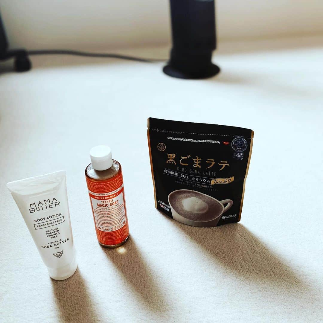 酒井景都さんのインスタグラム写真 - (酒井景都Instagram)「@biople で購入品。  妊娠中のケアアイテム。  🌿 @mamabutter_official_  妊娠線ケアのクリームがきれそうなので。こちらのママバターボディローションを。本当はオレンジの香りが欲しかったのだけど完売してたので無香料。前回の妊娠ではお腹しかケアしてなかったらお尻に妊娠線できちゃったので、今回はお尻も入念にケア。 ケアしたところだけほっんとにしっとりすべすべなので、妊娠中に限らず日頃の保湿の大切さを実感しました。  🌿 @drbronner.japan マジックソープ TE( ティートゥリー) 顔•身体両方に使えてニキビ予防になるとか。私は前回もそうだけど妊娠中、顔も身体も荒れがちなので普段使いをこちらに変更します。  🌿九鬼産業　黒ごまラテ　ノンカフェイン。150mlの牛乳or豆乳に大さじ2杯まぜるだけ。 温かくても冷たくても○。妊娠中鉄剤処方されるほどの貧血になってしまったので、食生活とこちらをまず取り入れてみます。ほんとに美味しい。  #マタニティー  #biople #cosmekitchen  #マタニティーライフ  #27weekspregnant #organic  #27w4d #オーガニック」6月10日 15時38分 - katiiesakai