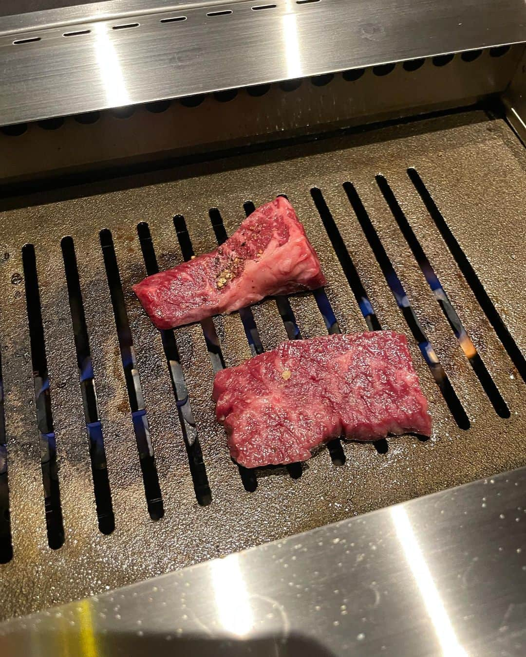 えりぞうさんのインスタグラム写真 - (えりぞうInstagram)「意外なほど静かな雨の銀座一丁目。 駅から徒歩2.３分と抜群のアクセスです。 銀座のど真ん中で、珍しい一軒家の焼肉屋さんです。 まだ開店したばかり。他の店舗に行ったことがあり、 とても美味しかったので、銀座店がオープンと聞き、 早速行ってきました！  @inoue_ginza  案内を待つ間、ワイン倉庫を見学させてもらいました。リーズナブルなワインからなかなか手の出ない高級ワインまで様々なワインが並んでいます。  開店間もないですが、もうとっても繁盛しているようです。 私たちは個室を予約しました。 なので様子は窺えませんが、 店員さんが忙しそうに行き来しています。  案内された部屋は一階の2名用の個室。こんなラグジュアリーな雰囲気の個室なんてなかなか見たことありません。高級ワインバーのような落ち着く雰囲気。 そして個室のディスプレイがめちゃくちゃ素敵。 調度品がめちゃくちゃオシャレなんです。 めっちゃ映え個室。 デートや、他にお話を聞かれたくない大事な接待にも 使えます。  オープニング記念のコースを頂きました！ まずは角ハイボールで乾杯。  ◯フォアグラのプリン ハンガリー産のフォアグラで作られたプリン。プッチンプリンみたいで楽しい気分に。クロワッサン、ブラウンシュガーとともに。  ◯瞬間燻製ユッケ 四角く整えられたトモサンカクの上に栃木県産の美珠卵(ミシュラン)という濃度の高い卵が乗っています。銃のような機械を使って目の前でシャボン玉のように泡で包んで燻製。見た目も楽しく味も濃厚。  ◯上タン塩・タン中・タン先 店員さんがそれぞれの焼き時間目安を説明してくれました。それぞれ炙る程度なり、一分焼いたり。 タンだけで3種類も出してくれるのはさすが。 タン先は高級部位だからなかなかお目にかかれないです。さすが高級店ですね。 レモンだれ、塩、山椒みそをつけて。  ◯黒毛和牛のデニッシュサンド ビッグマックみたいな箱に入って出てきます。めちゃくちゃ可愛い！遊び心がよいですね。箱を開けると美味しそうな高級サンドイッチが現れました。チーズソースと西洋やまワサビのマヨネーズをつけて。  ◯口直し(スイカとキウイのソルベ)  網を替えてもらって後半戦！ ついでにご飯も注文！  ◯焼きすき焼き 店員さんに焼いてもらいました。 メレンゲにした卵白に卵黄を合わせて頂きます。 一口大のご飯も。 卵黄をまとわせてご飯に巻いて、 一口でパクッと食べる、幸せー。 お肉旨み、脂をたっぷり噛み締めます。  ◯黒毛和牛 A5ランクのロース お鍋に入って出てきます。ボリュームたっぷりで柔らかいお肉。  ◯ 黒毛和牛厳選肉2種　 ハラミとミスジです。脂の乗った柔らかいお肉とろけるような食感。  ◯カイノミ炊き込みご飯 〆の本日の土鍋ご飯 なんて美しい！赤身のカイノミが絨毯みたいにたっぷり乗ってます。白米の甘さとお肉の旨みや甘みが 抜群のハーモニー。映えの炊き込みご飯です。  どれも期待を裏切らない上質なお肉で 大満足でした。  まだオープン間もなく、オペレーションが行き届いてない点もありましたが、それはすぐ改善されると思います。  店員さんの笑顔、そして一生懸命さが伝わってきた接客でした。雨の中お見送りありがとうございます。みなさん頑張ってください。美味しかったです！  @inoue_ginza　 #銀座グルメ 　#銀座ランチ 　#銀座焼肉 　#焼肉好きな人と繋がりたい 　#焼肉大好き 　#東京焼肉　＃銀座デート   #焼肉 #焼肉いのうえ #東京グルメ #東京グルメ部 #東京グルメ巡り #東京グルメレポート #東ぐる #肉 #yakiniku #yakinikuinoue #meat #meatlover #ginza #groumet #tokyo #dinner  #焼肉ディナー  #焼肉スタグラム  #焼肉グルメ  #焼肉デート  #焼肉すきと繋がりたい  #焼肉好きと繋がりたい  #焼肉大好き  #焼肉女子  #焼肉好きな人と繋がりたい #焼肉パーティー」6月10日 15時43分 - erizo0012